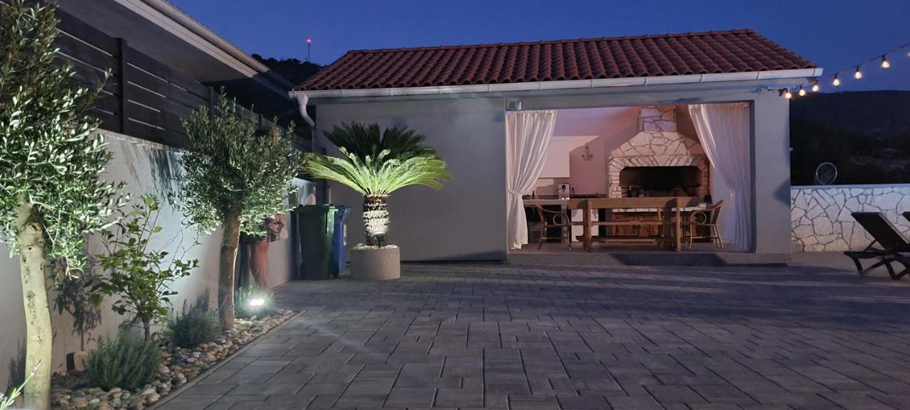 House Vallis Aurea * Povile
